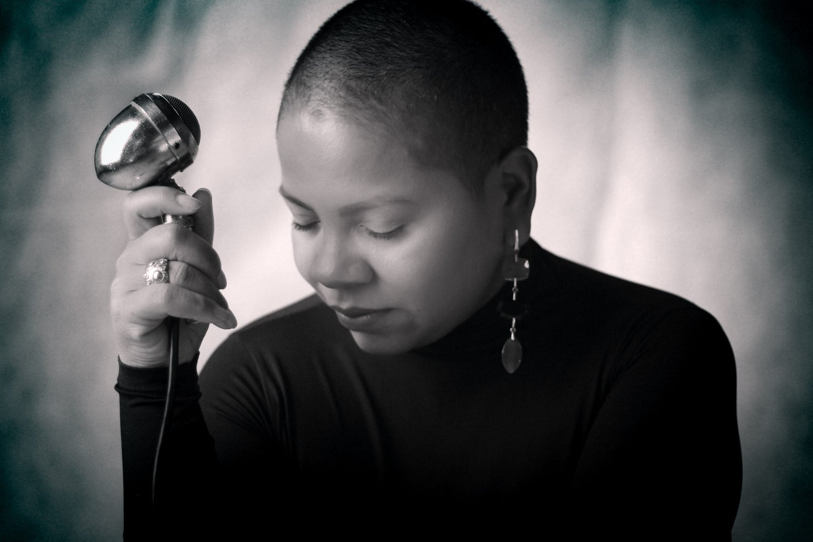 Cíntia Rodrigues em foto de divulgação de seu primeiro álbum, Sua Cor